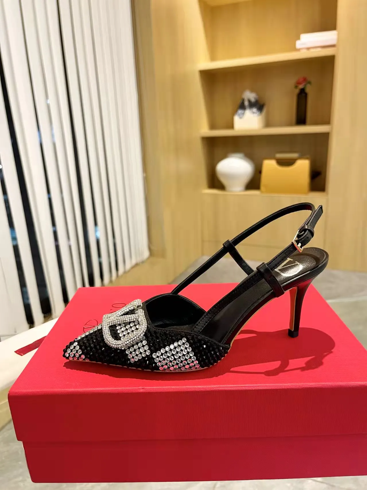 👟👟Ex-factory price 440👟👟 Genuine leather sole + 40 Kloesch diamond buckle Valentino.Valentino big v buckle single shoes ㊙️Latest series of counter genuine version with perfect details. Authentic products are made one to one. All details are consistent with genuine ones. The upper foot is very pedicure type. The key point is that it is very good and easy to control. It does not wear the feet and does not tire the feet. It is a walking artifact. The last shape is completely compared to the counter. The details are perfect. It is impossible to make such an exquisite product without the original version. Exclusive molded brass color. The highest version on the market. Fabric: imported sheepskin, lining and foot pads are all sheepskin. Color: 13 colors available. Sizes (34 to 42). Customized size 34 and 42. Non-returnable and non-exchangeable. Heel height: 7CM. Rubber sole. Genuine leather sole +40